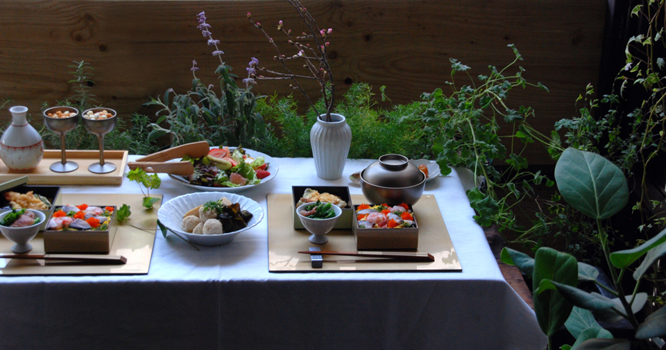 工芸品のある食卓